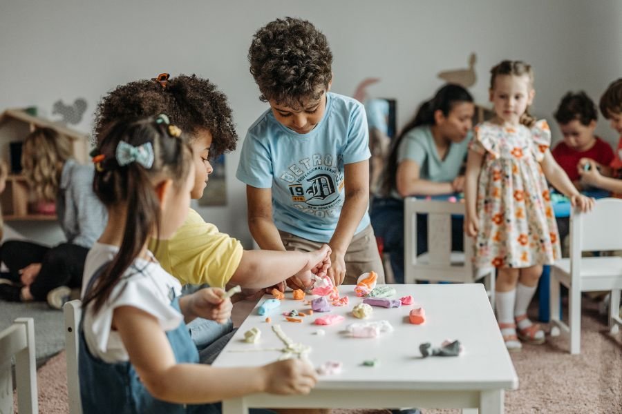 niños jugando con plastilina