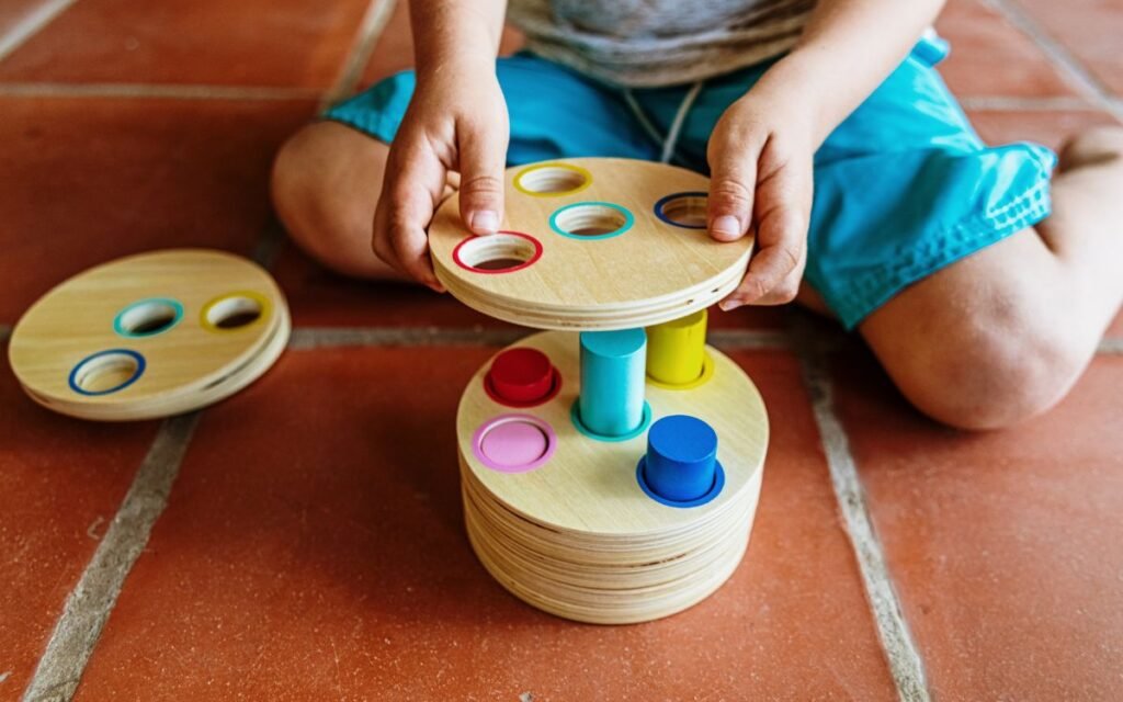 niño con juego manipulativo