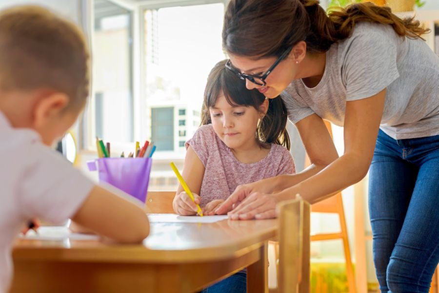 profesora enseñando a alumnos