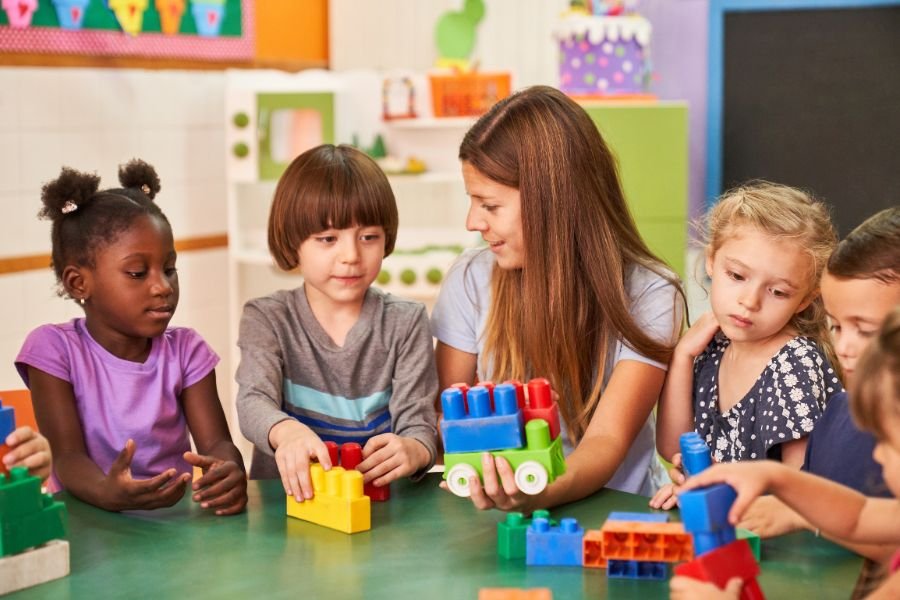 aula con profesora y niños