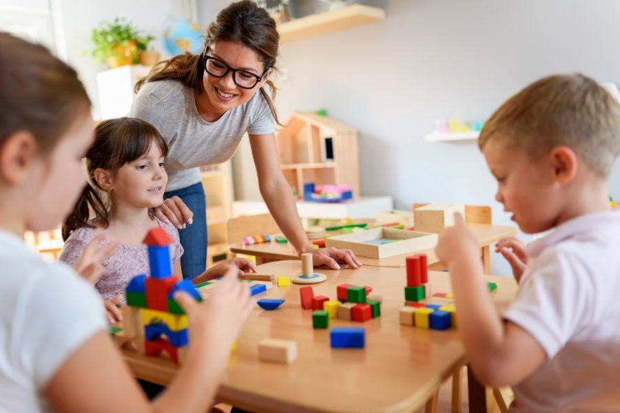 clase de primaria con juguetes didácticos de madera