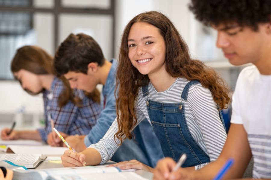 alumna en clase de secundaria