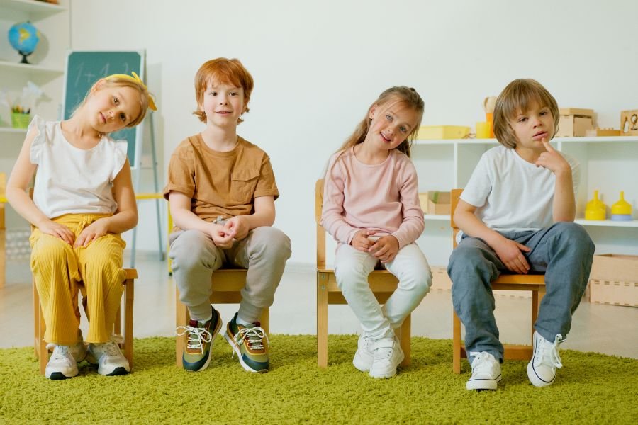 niños sentados en sillas en el aula