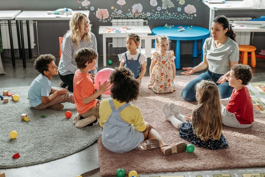 profesora dando clase a alumnos de primaria