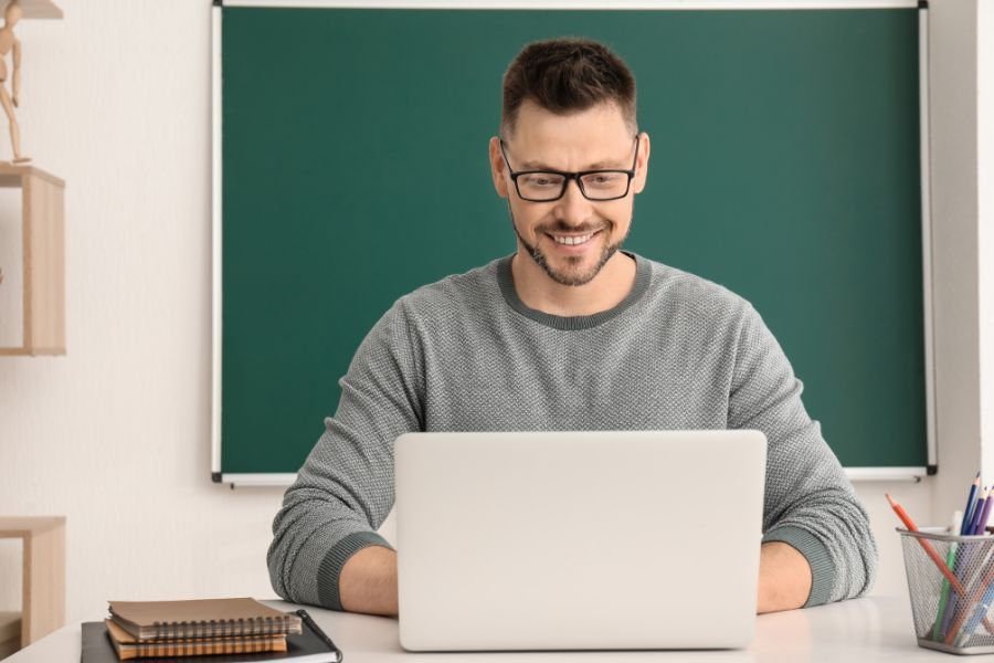 profesor con portátil