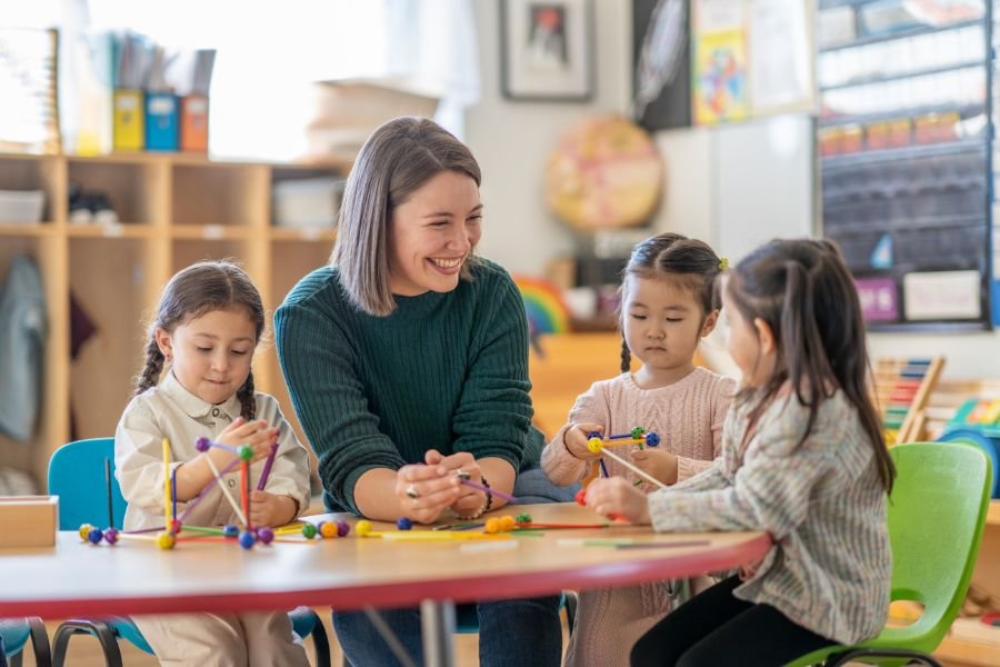 profesora alegre enseñando a sus alumnos